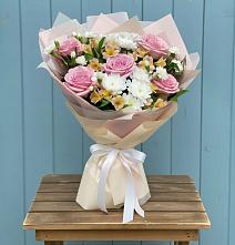 Букет цветов из:  Гвоздики, Орхидеи и Розы в Игарке