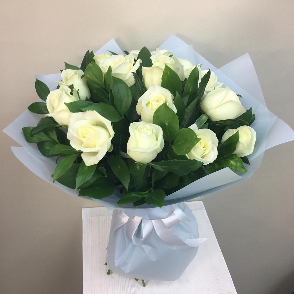 Букет 15 Белых роз Проуд в Игарке