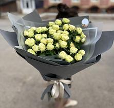 Букет Белые кустовые розы Солинеро в Игарке