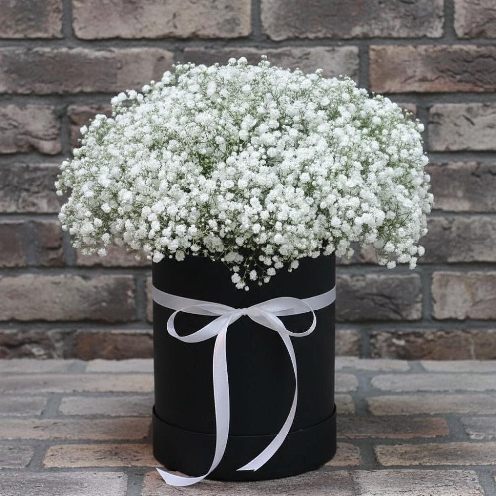 Цветочная композиция из Гипсофила в шляпной коробке в Игарке