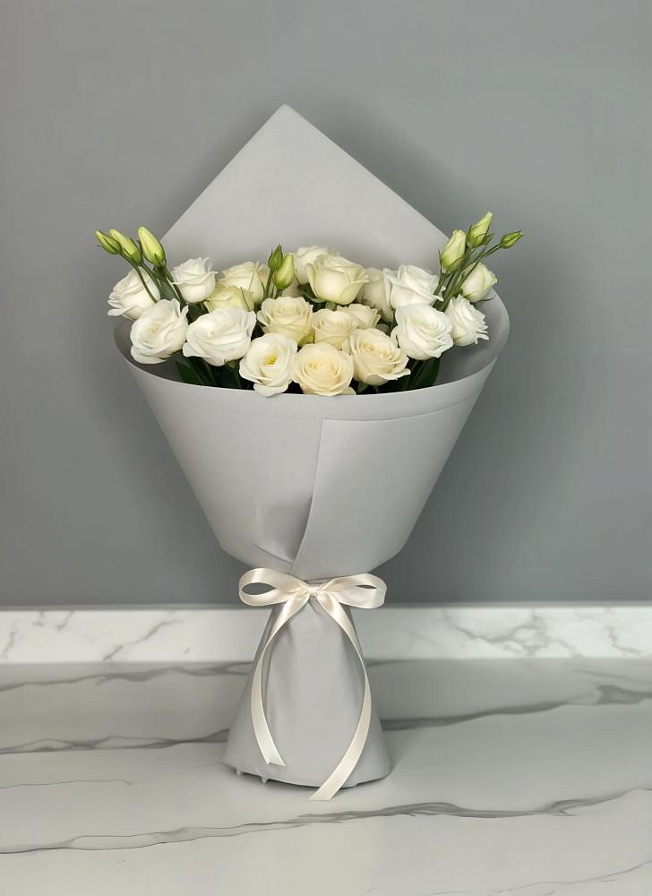 Букет цветов из: Розы и Лизиантусы в Игарке