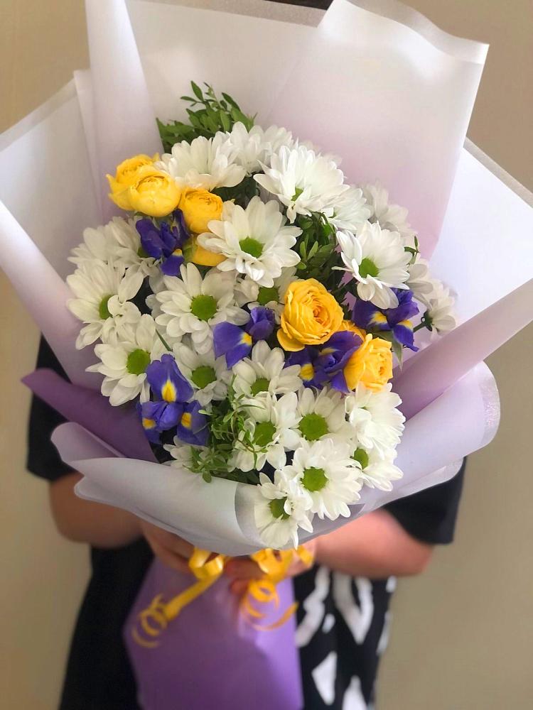 Букет цветов из: Ирисы, Хризантемы и Розы в Игарке