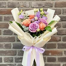 Букет цветов из:  Лизиантусы и Розы в Игарке