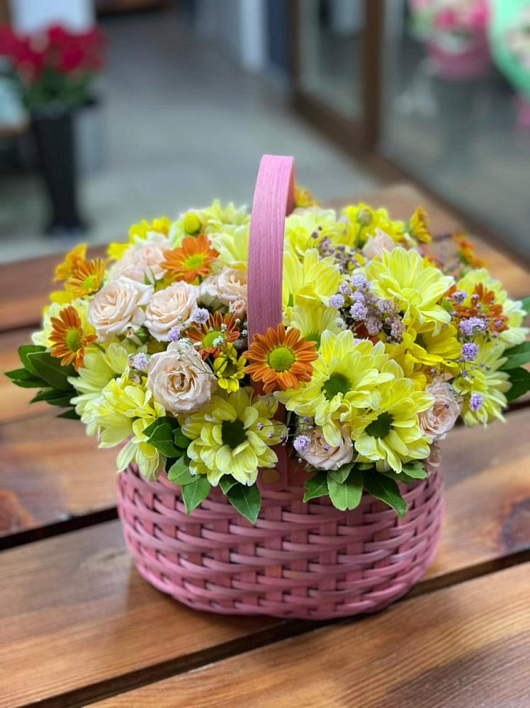 Цветочная композиция из Хризантемы и Розы в корзине в Игарке