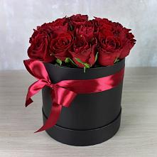 Цветочная композиция из Розы в шляпной коробке в Игарке