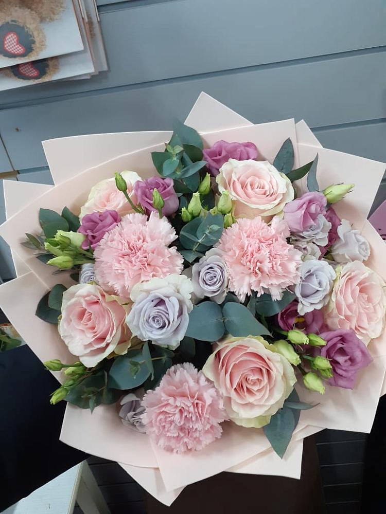 Букет цветов из: Розы, Гвоздики и Лизиантусы в Игарке