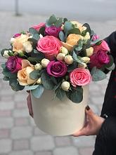 Цветочная композиция из Розы в шляпной коробке в Игарке